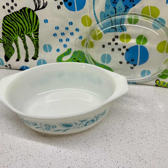 VINTAGE PYREX 043 BLUE MEADOW 1.5 QUART OVAL CASSEROLE BAKING DISH W/ GLASS LID - Picture 2 of 3